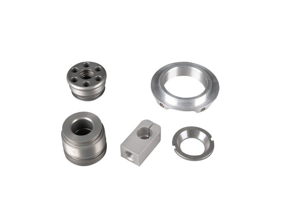 Componentes de aço inoxidável de primeira linha fabricados através de fresagem CNC para carcaças de relógios de luxo.